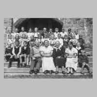069-0049 Gruppenbild der Nickelsdorfer Volksschule mit Lehrerehepaar Emil und Charlotte Kusch in der Bildmitte..JPG